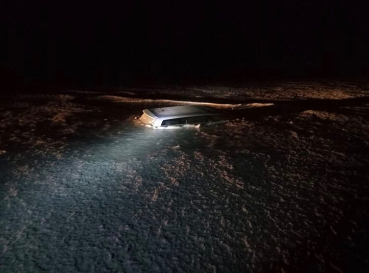 Автомобиль с тремя людьми провалился под лед на Байкале