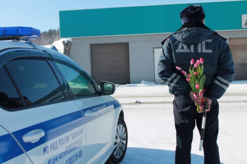 Автоледи получили цветы из рук сотрудников ГИБДД в канун 8 марта в Иркутске