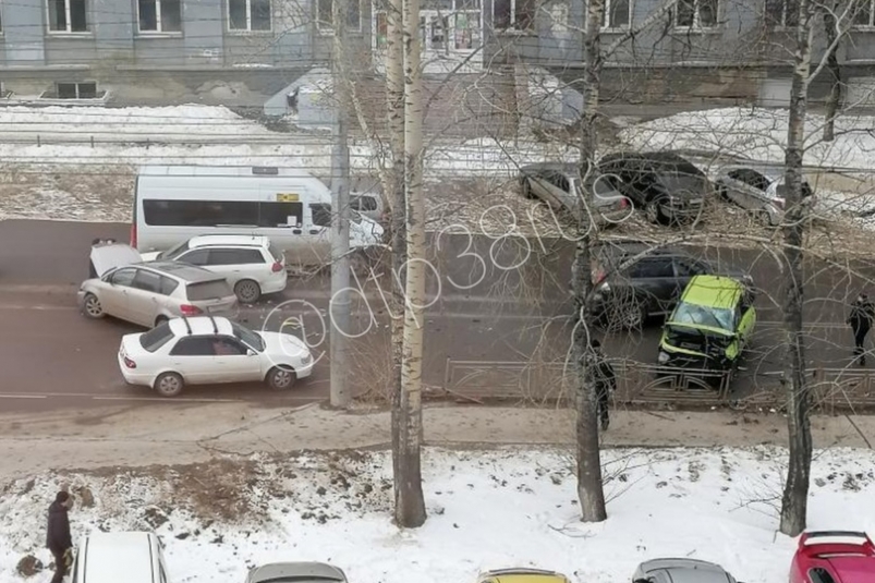 Три автомобиля столкнулись в районе остановки "Институт микрохирургии глаза" в Иркутске
