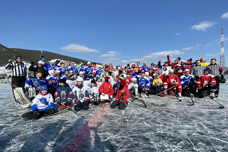Звезды хоккея обыграли команду Иркутской области в матче на льду Байкала