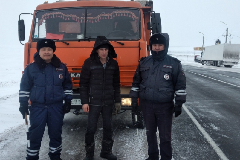 Сотрудники ДПС в Иркутской области помогли водителю КАМАЗа, застрявшего в снегу