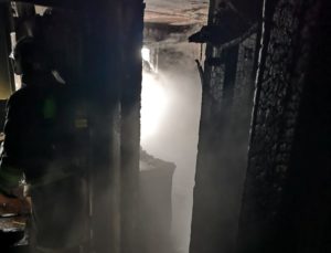 Пожарные спасли двух детей и трех взрослых из горящего дома на улице Байкальской в Иркутске