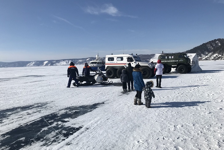 Жителей Иркутской области предупредили об опасности на льду Байкала