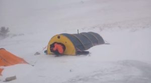 12 туристов эвакуируют со льда озера Байкал на Малом Море