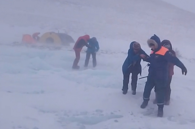 12 туристов эвакуировали со льда на Малом море на Байкале