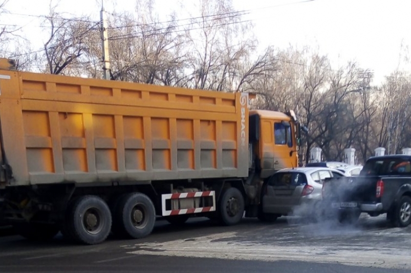 Shacman и Honda Fit не поделили дорогу в Свердловском районе Иркутска