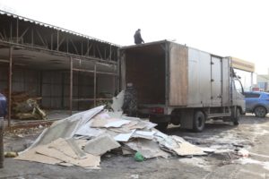Незаконные торговые павильоны сносят на рынке Знаменском в Иркутске