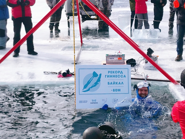 Российский  фридайвер Алексей Молчанов нырнул на глубину 80 метров под Байкальским льдом