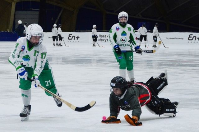 Чемпионат России по хоккею с мячом среди женских команд стартует в Иркутске