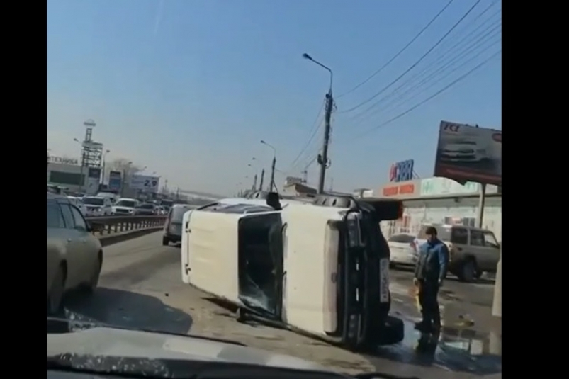 Внедорожник Toyota Land Cruiser перевернулся на улице Олега Кошевого в Иркутске