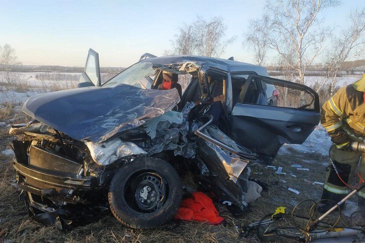 Водитель Hyundai Creta погиб, столкнувшись с Toyota Hiace вблизи Заларей утром 20 марта