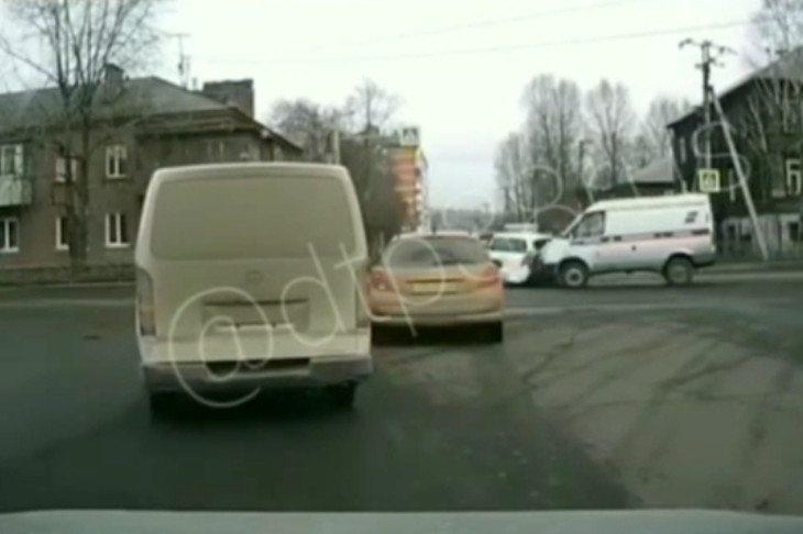 Один человек пострадал при столкновении скорой помощи и двух иномарок в Иркутске