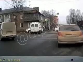 В Иркутске скорая столкнулась с двумя иномарками на улице Баррикад