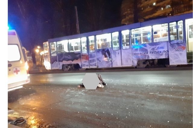 Пассажирку трамвая ночью сбил автомобиль на остановке в Иркутске