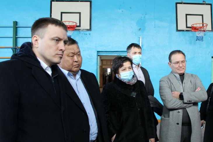 Депутаты Заксобрания Иркутской области проверили социальные объекты в Заларях и Тырети