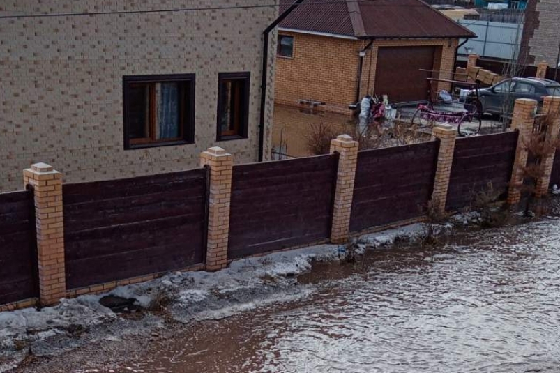 Весна не приходит одна: жители Иркутского района покидают свои дома из-за паводка