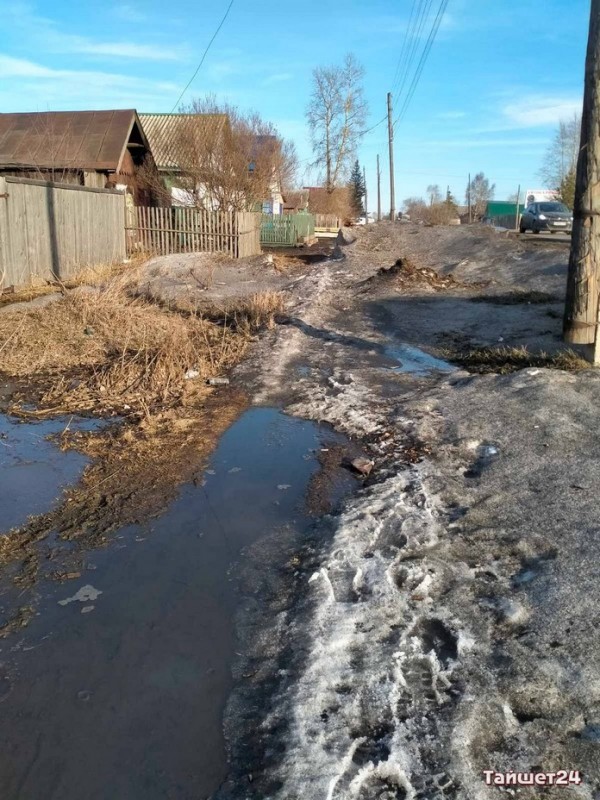 Тротуар по Партизанской: асфальт оказался под грязью и снегом