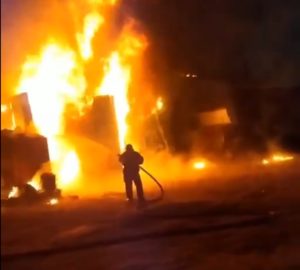 Пять машин сгорели в гаражном комплексе в Иркутске