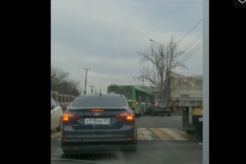 Автобус столкнулся с внедорожником на улице Баррикад в Иркутске