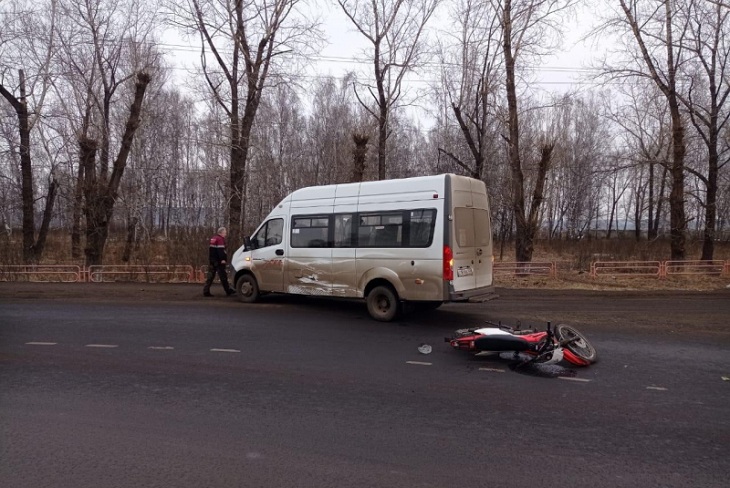 В Нижнеудинске пьяный мотоциклист врезался в маршрутный автобус