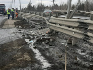 КамАЗ дорожной службы сбил двух рабочих на трассе &#8220;Вилюй&#8221; в Братске