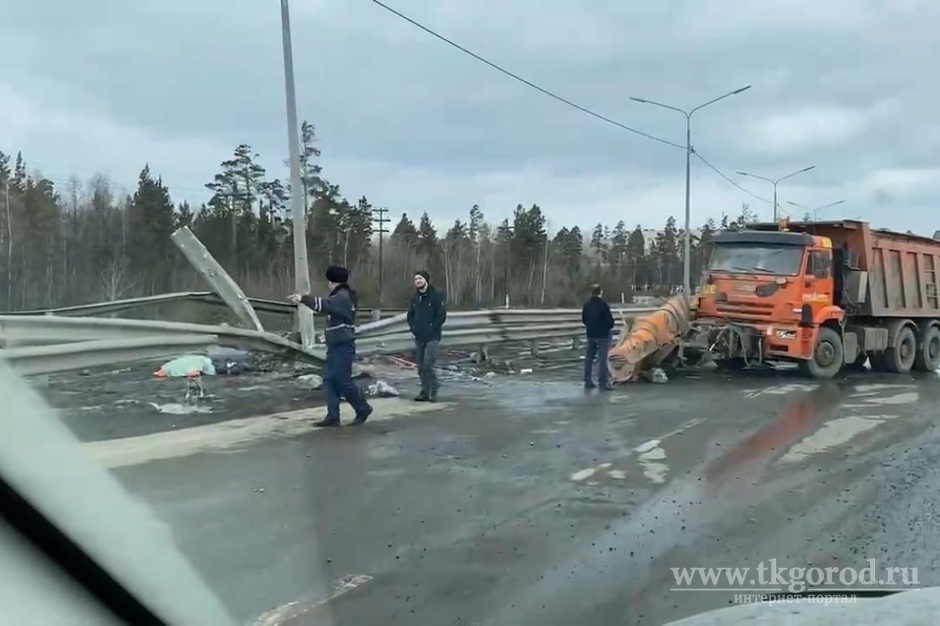 В Братске снегоуборочный КАМАЗ наехал на дорожных рабочих. Один человек погиб, еще один - в больнице