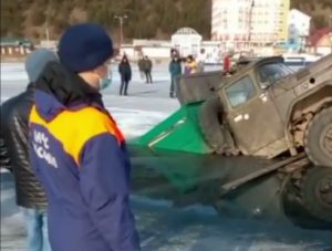 Два грузовика провалились под лед Байкала 5 апреля