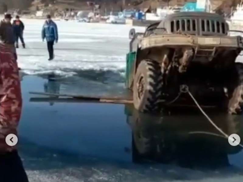 Два грузовика с досками провалились под лед на Байкале <meta itemprop=url content=https://irksib.ru/allnews/13-incients/23634-dva-gruzovika-s-doskami-provalilis-pod-led-na-bajkale />