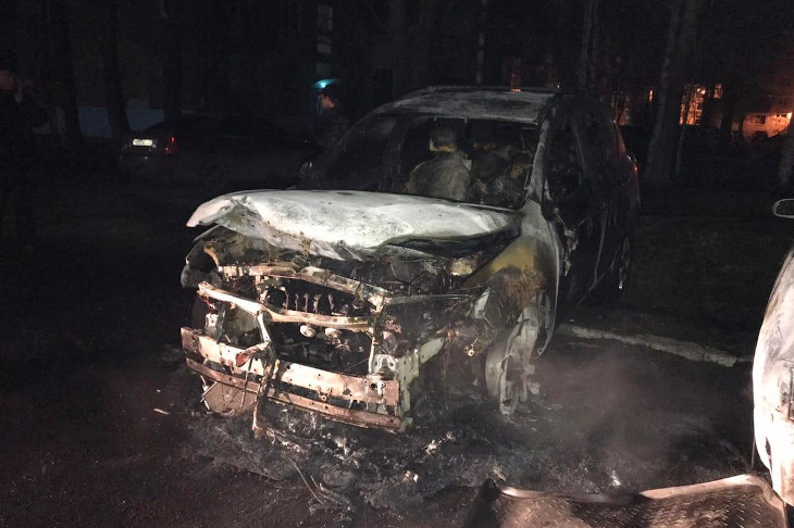 Два автомобиля подожгли в Ангарске