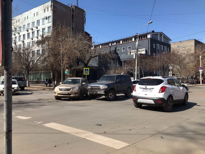 Две "Тойоты" столкнулись в центре Иркутска