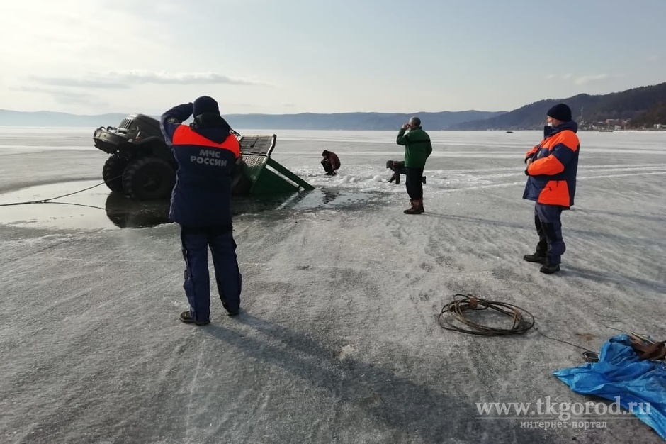 Два грузовых автомобиля провалились под лёд на озере Байкал