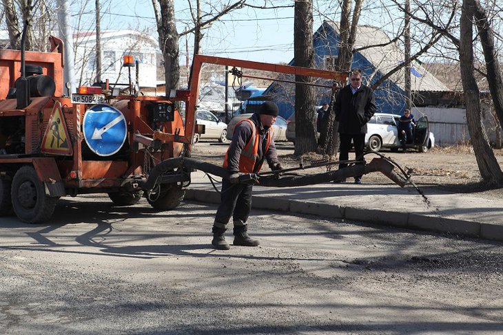 Руслан Болотов потребовал ускорить ямочный ремонт дорог в Иркутске