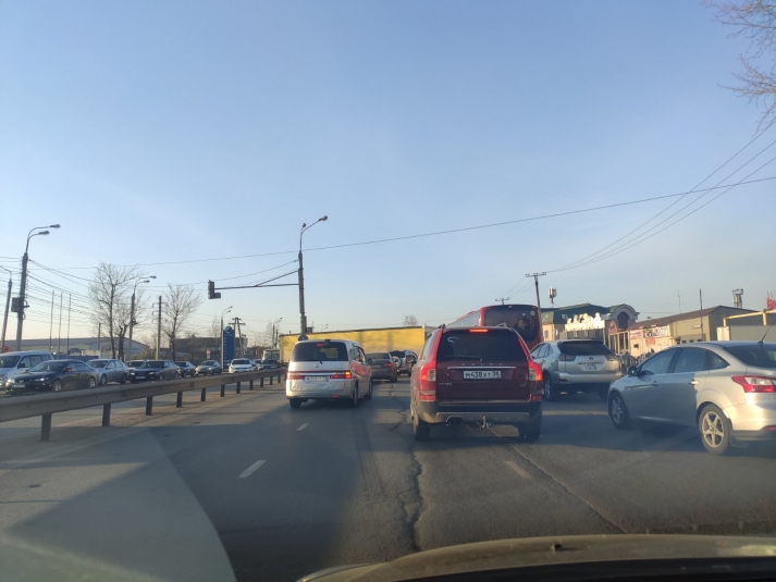 ДТП с фурой и иномаркой парализовало движение на Трактовой в Иркутске