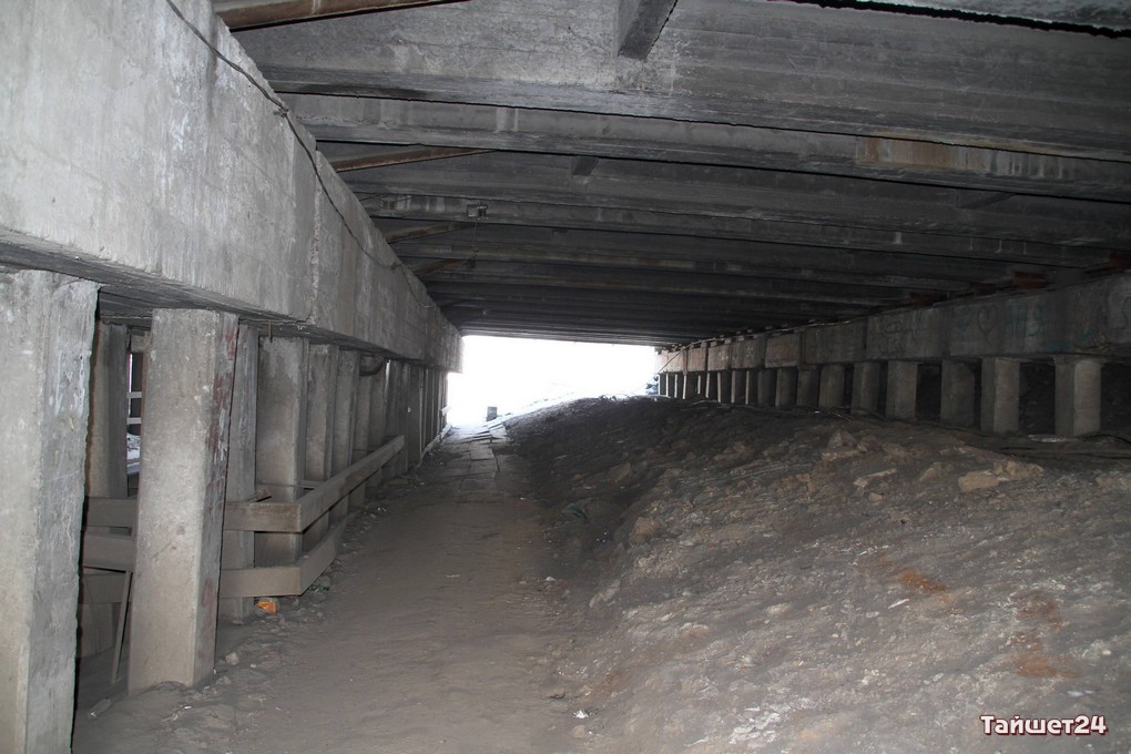 Железнодорожники сделают деревянные настилы для пешеходов в специальном тоннеле под путепроводом