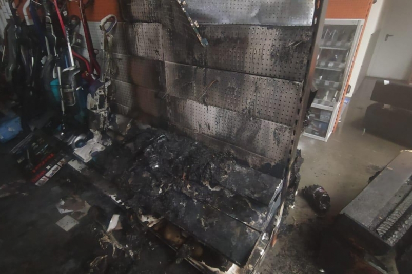 Стеллажи с бытовой техникой сгорели в торговом павильоне "ДНС" в Иркутске