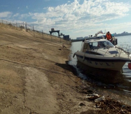 Сотрудники МЧС спасли дрейфующих на катере жителей Иркутска