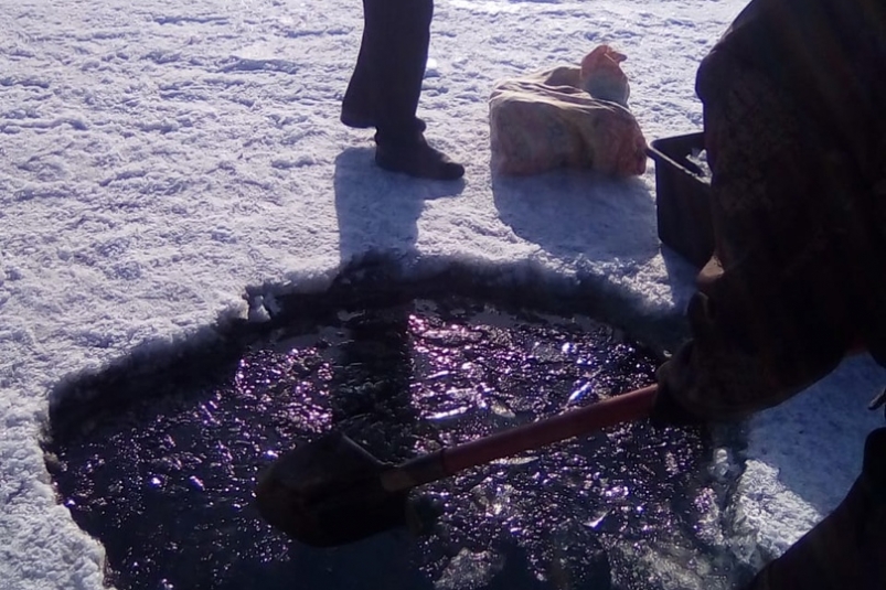 Черную лужу с вязкой жидкостью обнаружили на льду Байкала