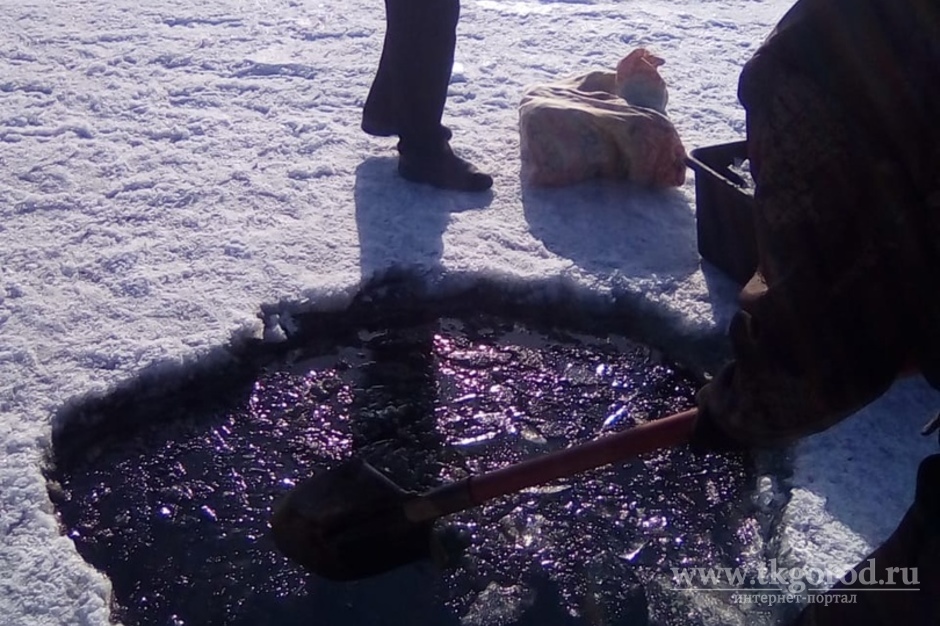 На льду Байкала недалеко от мыса Бурхан обнаружили пятно, напоминающее нефтепродукт