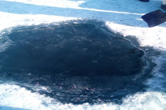 Разлитие нефтепродукта ликвидировали на льду Байкала у Ольхона