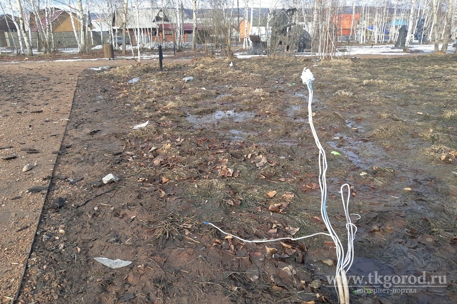 Парк металлургов от РУСАЛа по весне превратился в свалку с разбитыми фонарями