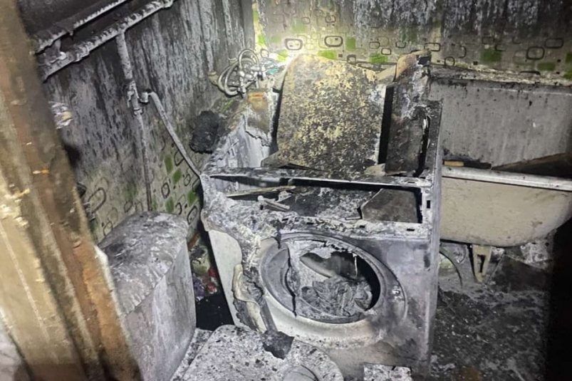 Два человека пострадали на пожаре в Братске из-за включенной в сеть стиральной машины