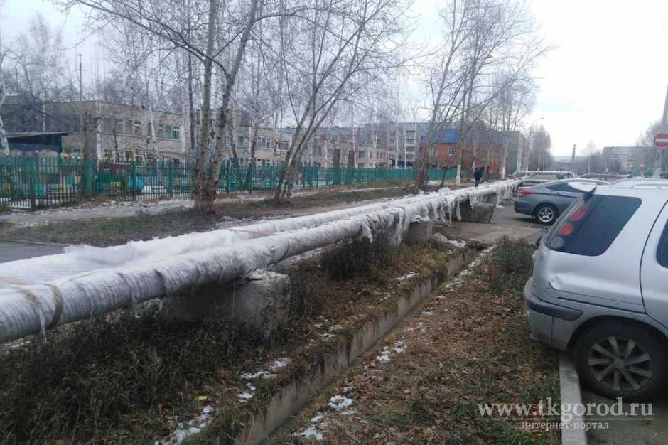 Временный наружный теплопровод в центре Гидростроителя, который проходит по бульвару Орлова, рискует превратиться в постоянный
