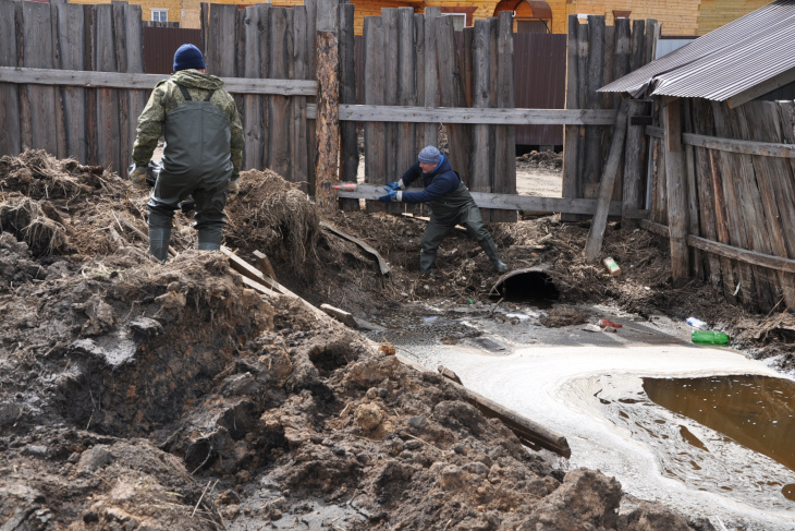 Сотрудники МЧС России провели субботник в Хомутово, подтопленном талыми водами