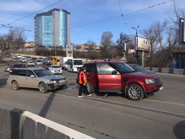 ДТП на трамвайных путях парализовало движение транспорта в Иркутске утром 12 апреля