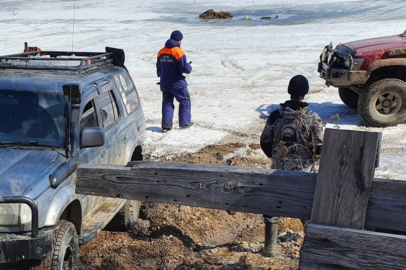 Четыре автомобиля частично провалились под лед на Иркутском и Братском водохранилищах