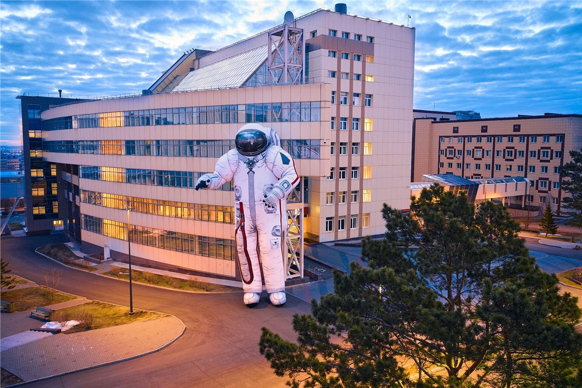 В Красноярске возле университета установили надувного космонавта ростом с пятиэтажку