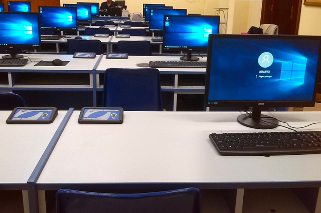 Из-за ошибок в тендерах Минобра школы Иркутска не скоро получат компьютеры