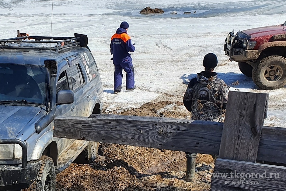 Два автомобиля провалились под лёд на Иркутском водохранилище