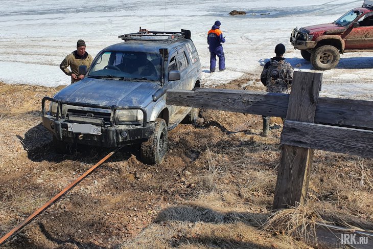 На Иркутском водохранилище за час в одном месте провалились под лёд два автомобиля
