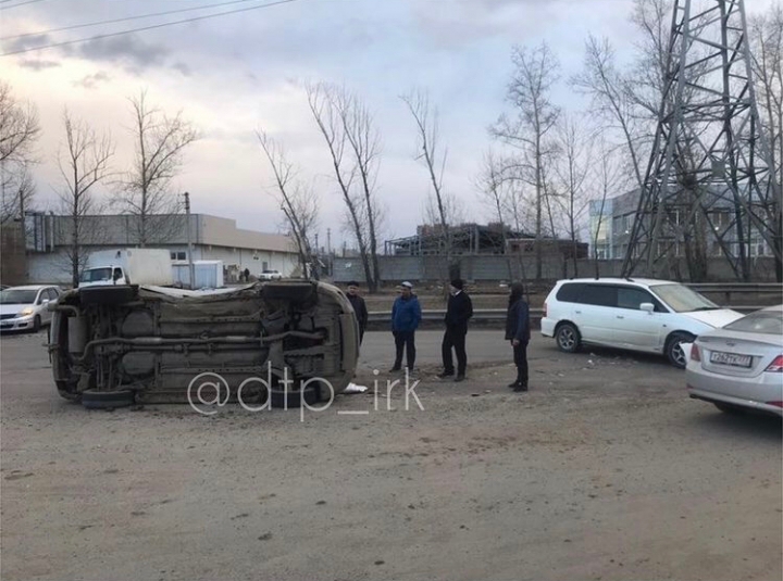 Иномарка легла на бок в результате ДТП в Иркутске